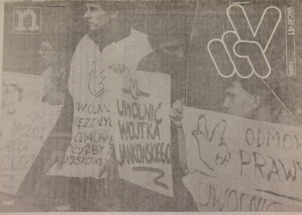 Vacat, 1986. Cover depicts protest by Ruch Wolność i Pokój (author’s own image)