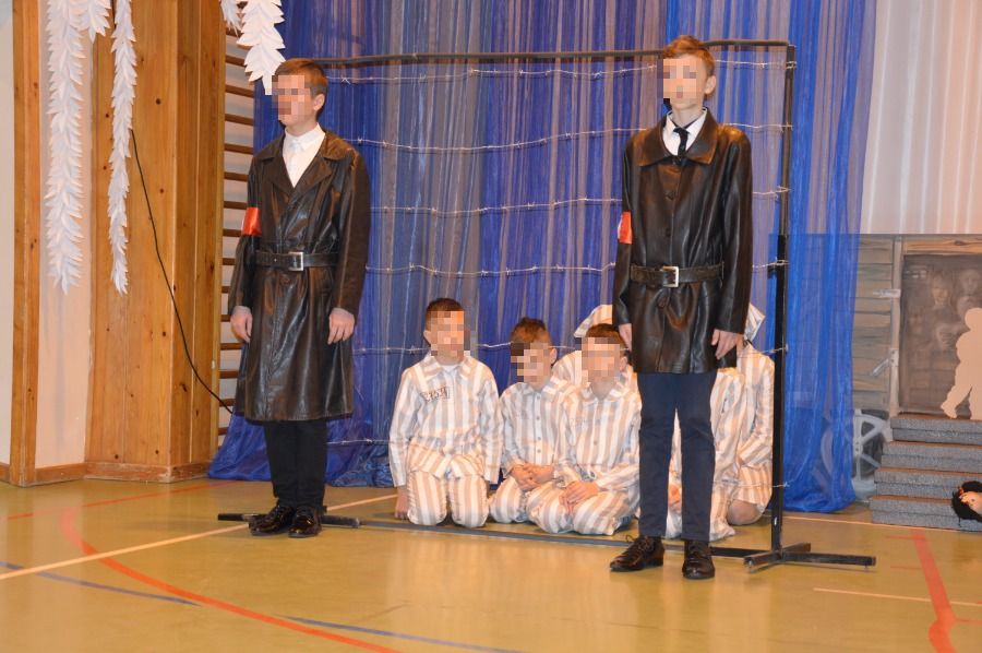 Primary school pupils in Poland stage Auschwitz dance performance, including mock gassing