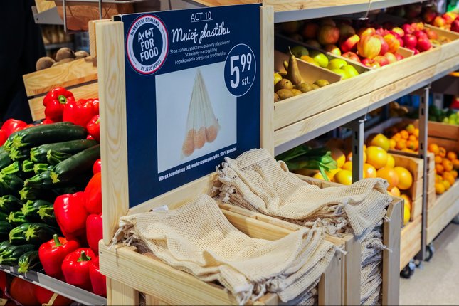 Supermarket giants in Poland introduce reusable cotton bags to reduce plastic waste