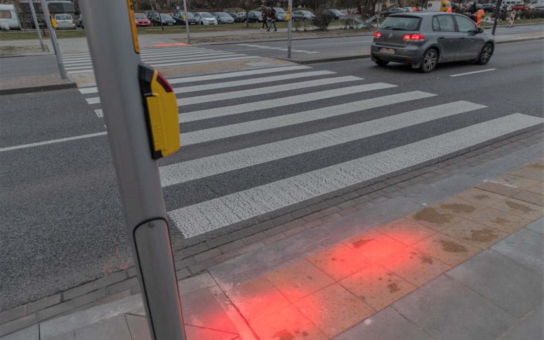 Traffic lights on pavement installed to help “smartphone zombies” in Warsaw
