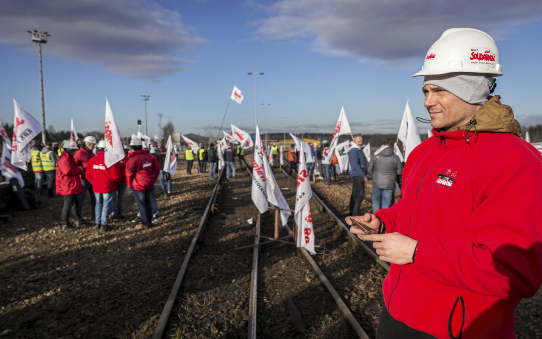 Government agrees pay rise for miners to end protests over imported Russian coal