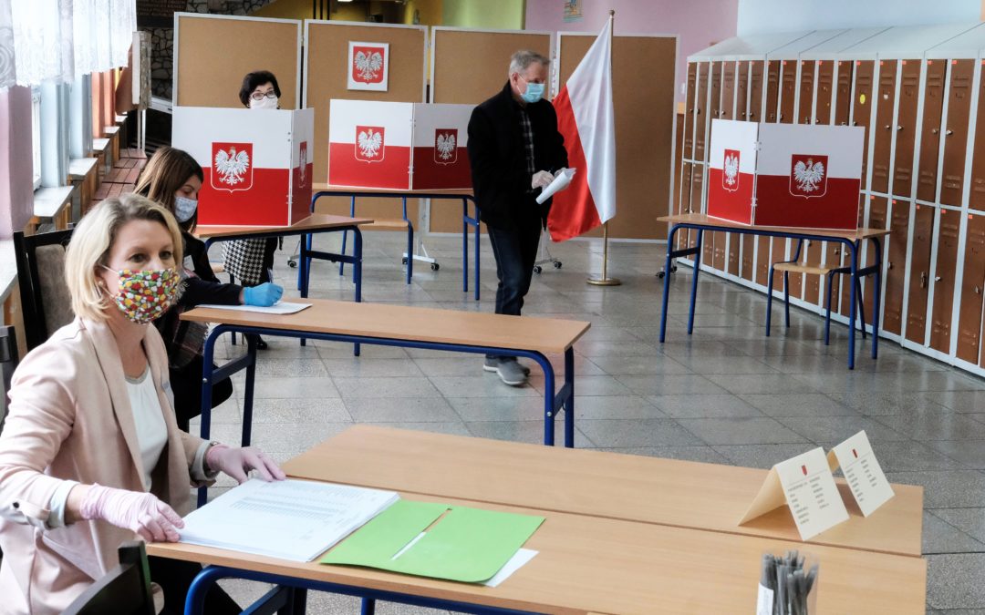 Polish elections “will not be fully free”, says head of electoral commission as poll shows majority want delay