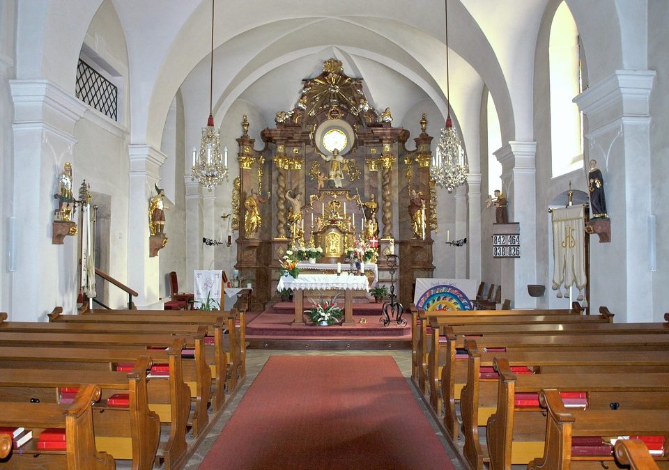 Polish parishes face shortfall as lockdown stops faithful from leaving cash offerings