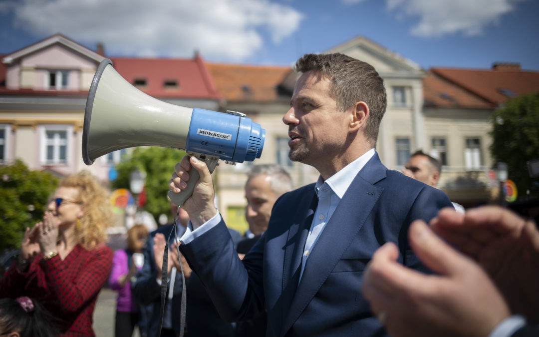 Polish opposition candidate collects over 200,000 supporting signatures in four days
