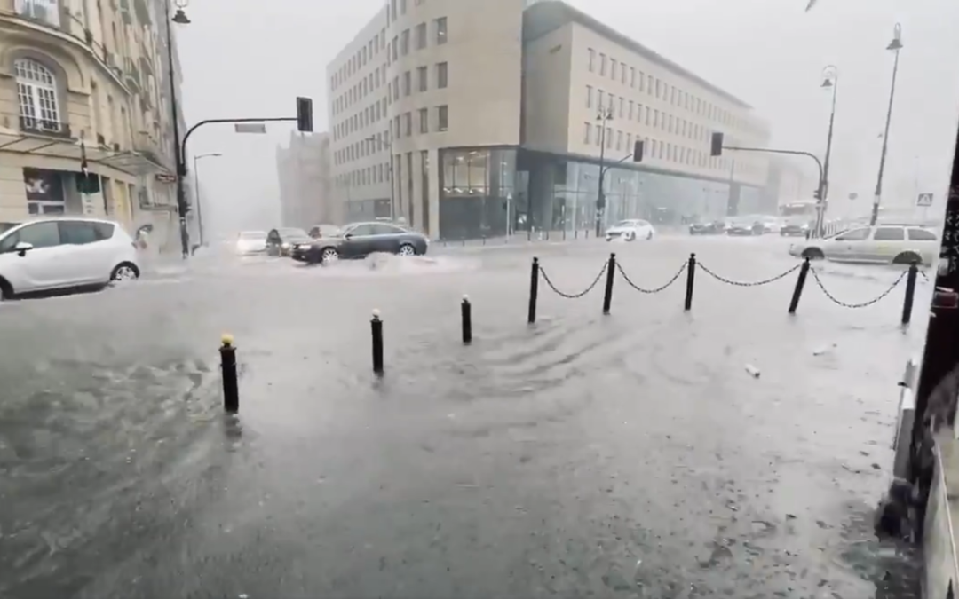 Warsaw hit by floods as government blames absent opposition mayor