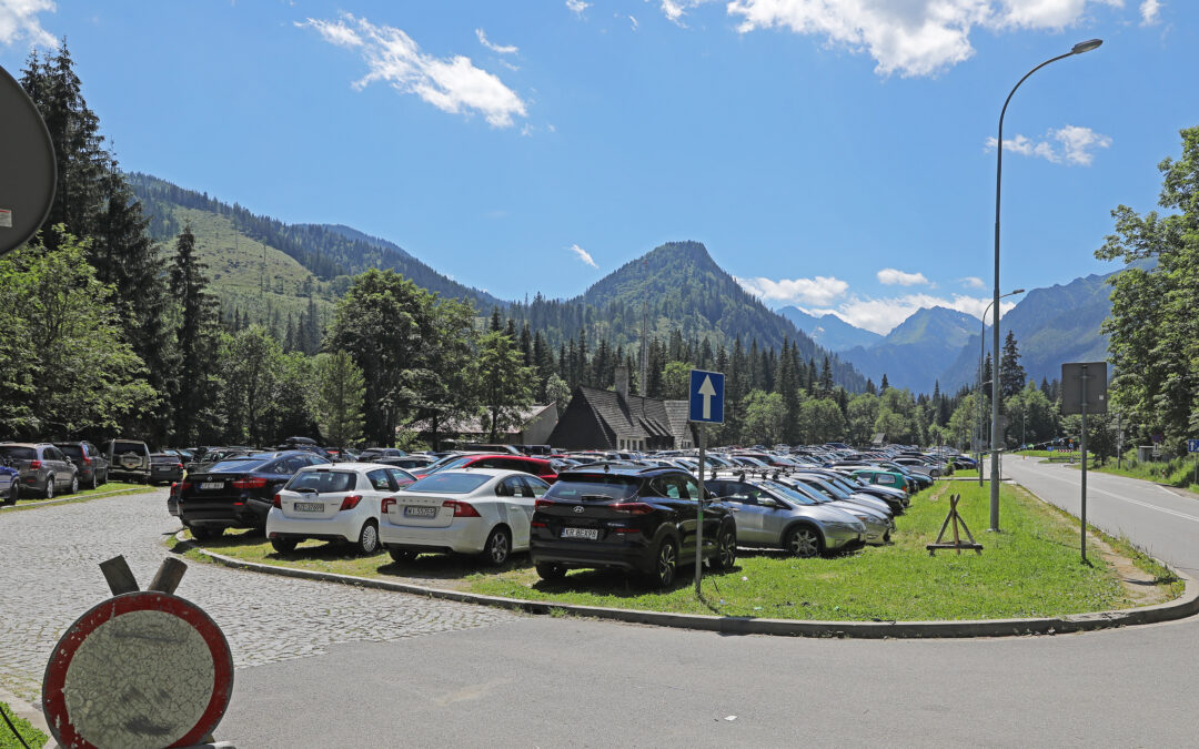Kilometre-long queues in the Tatras as crowds descend on Polish tourist attractions