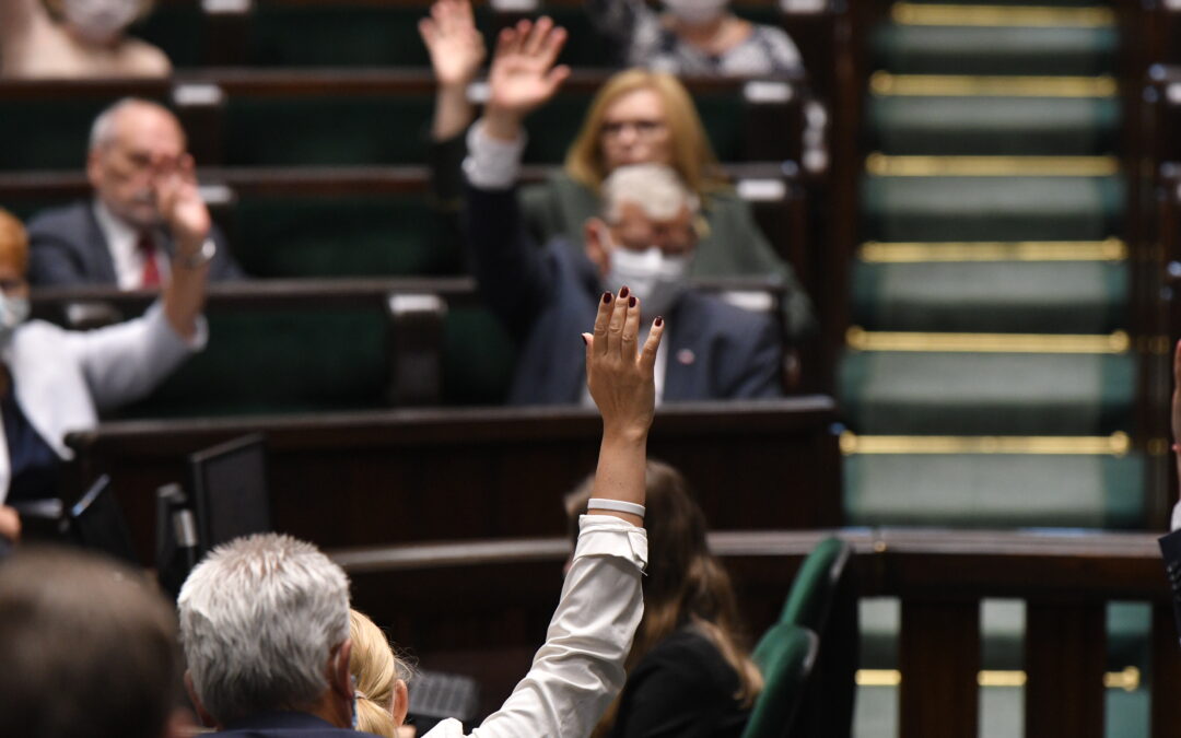 Polish MPs vote to give themselves 60% pay rise