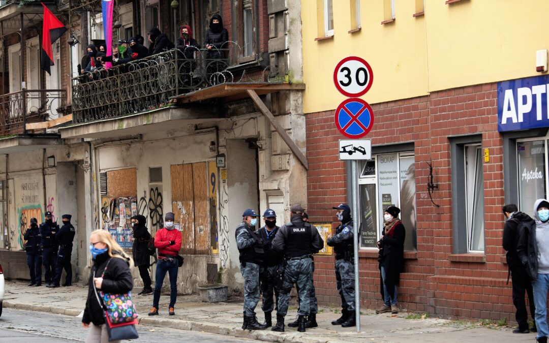 Standoff between authorities and anarchists occupying “Pandemic” squat in Polish city
