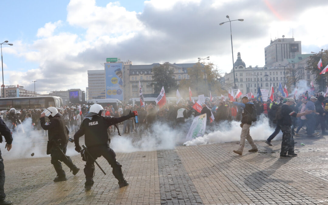 Police clash with anti-lockdown protesters in Warsaw on first day of new restrictions