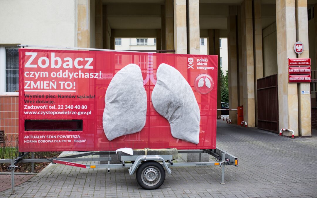 Giant “lungs” tour Polish towns to show effects of air pollution