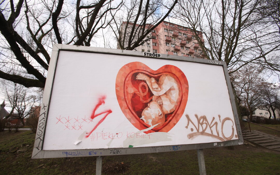 Polish ministry proposes “room to cry in” for women forced to give birth by abortion ban