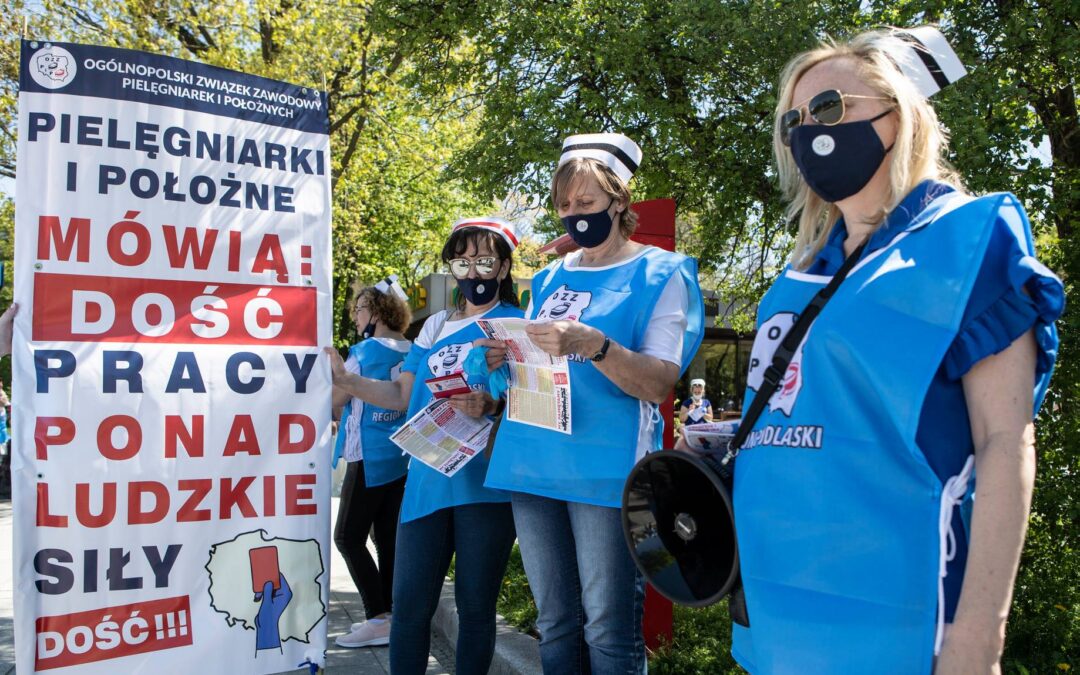 Polish nurses and midwives union declares “warning strike” over pay demands