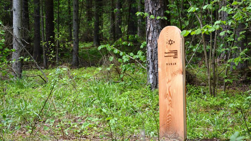 Memorial to murdered Jewish ghetto escapees erected in Polish forest