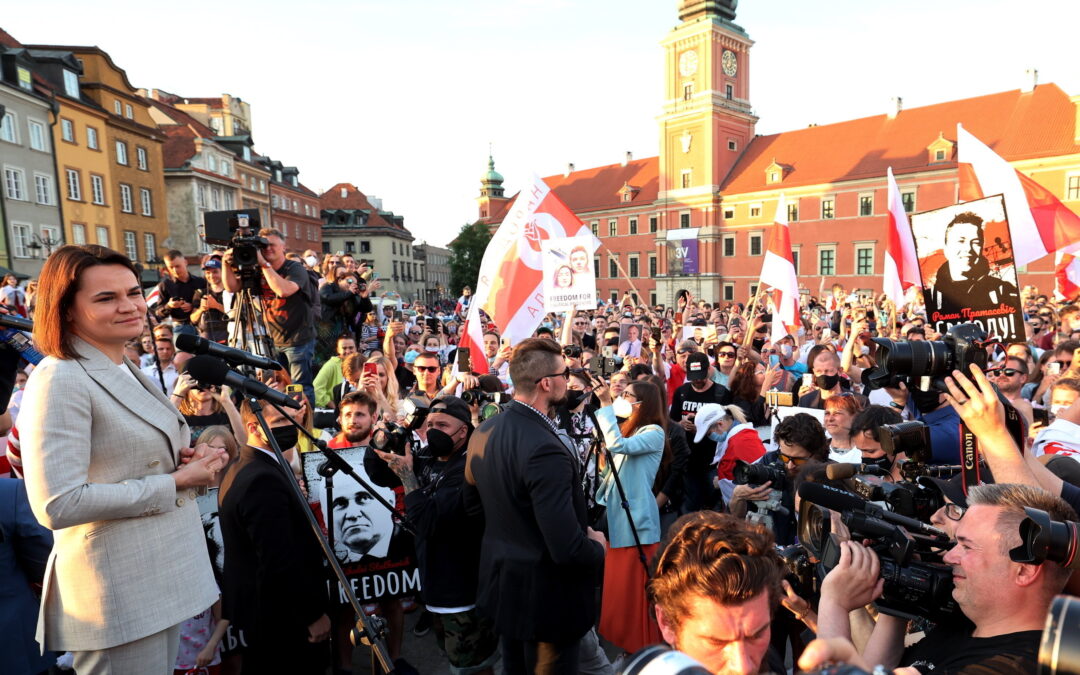 Large crowd greets Belarusian opposition leader on visit to Warsaw for talks