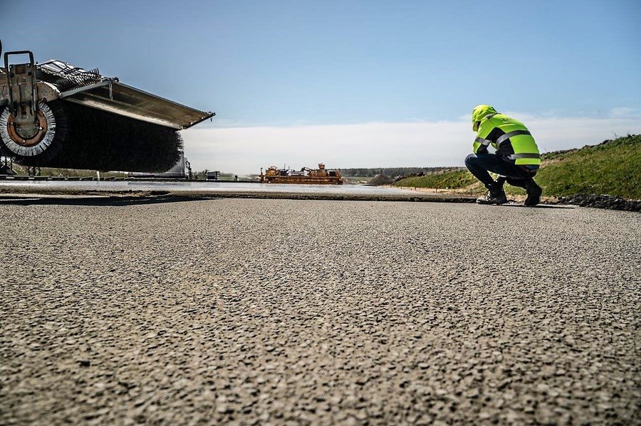 Polish firms create floral-scented asphalt to improve conditions for builders