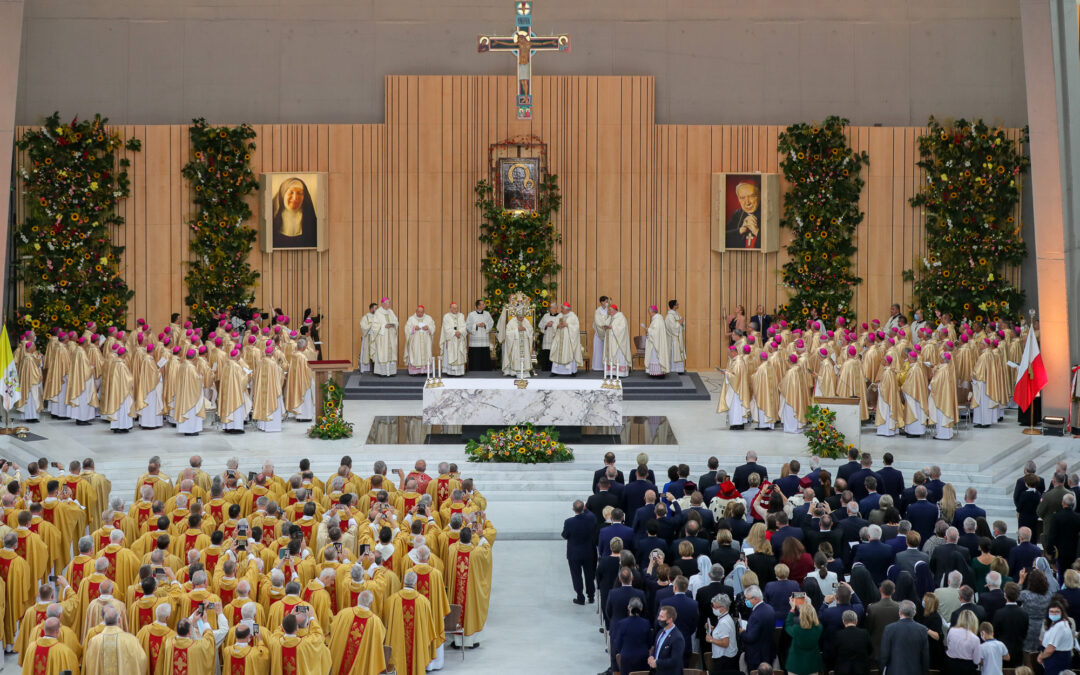 Thousands – including president and PM – attend beatification of Cardinal Wyszyński in Warsaw