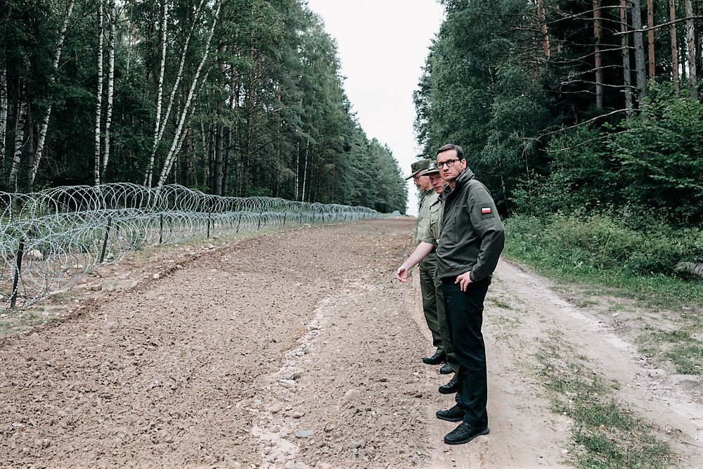 How is the Belarusian border crisis affecting Polish politics?
