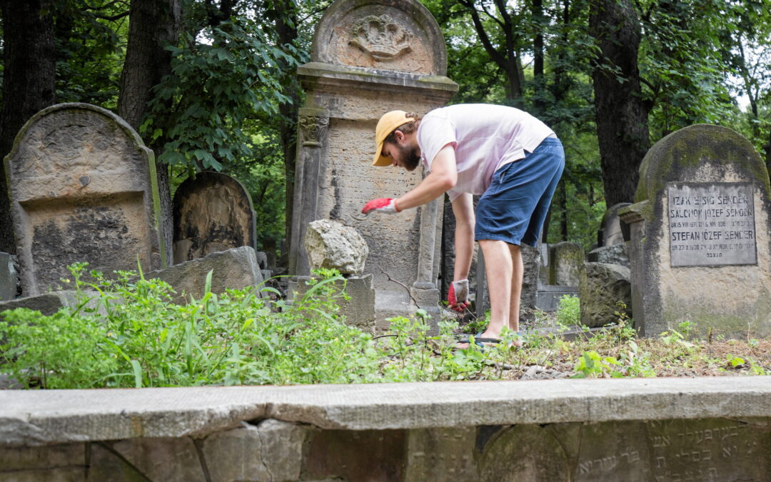 Over 10,000 volunteers helped restore 100 Jewish cemeteries in Poland last year