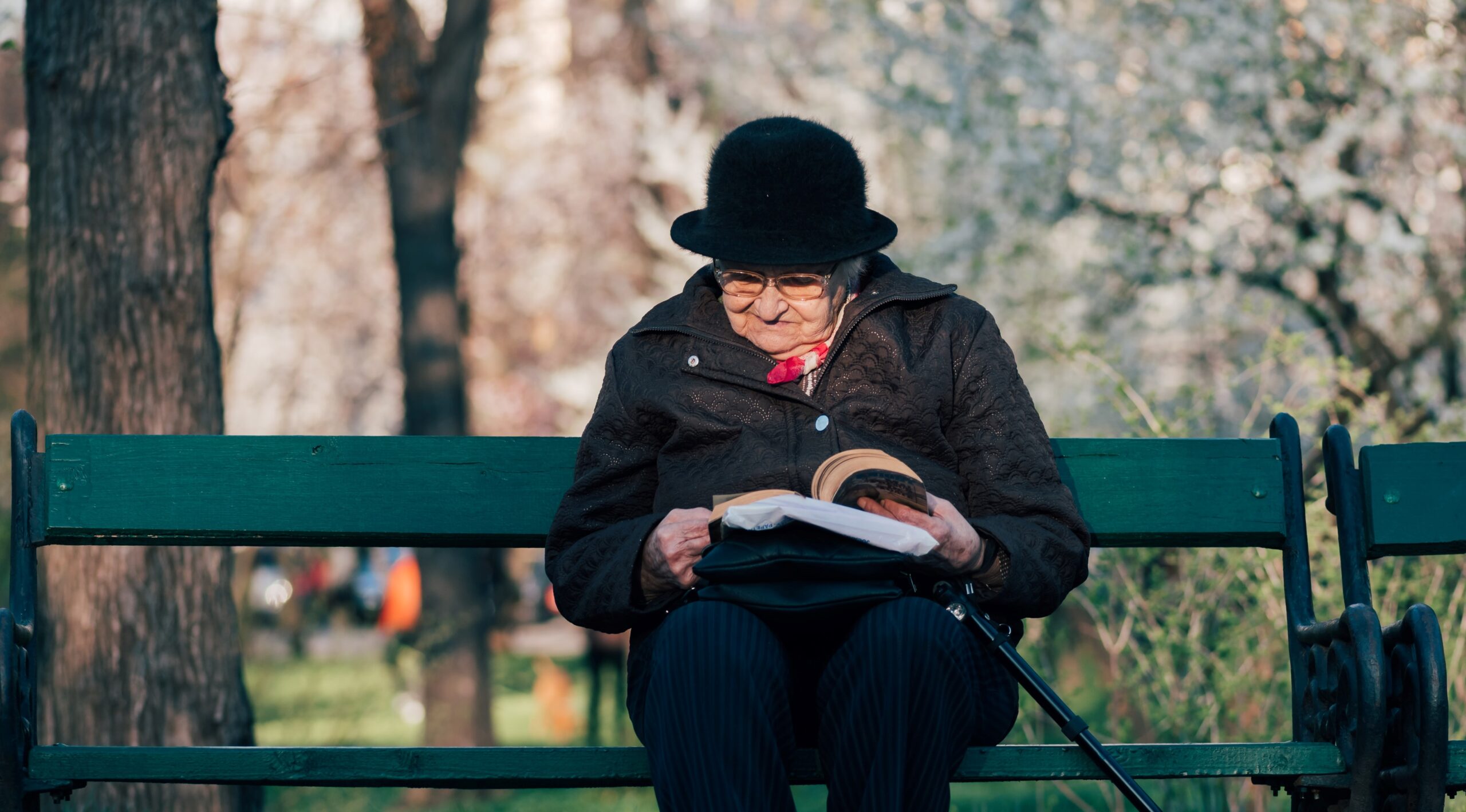 Май пенсионеры. Приближение Альцгеймера. Старая пенсионерка 80 лет. Пенсионеры платят людям. Outside Lane.