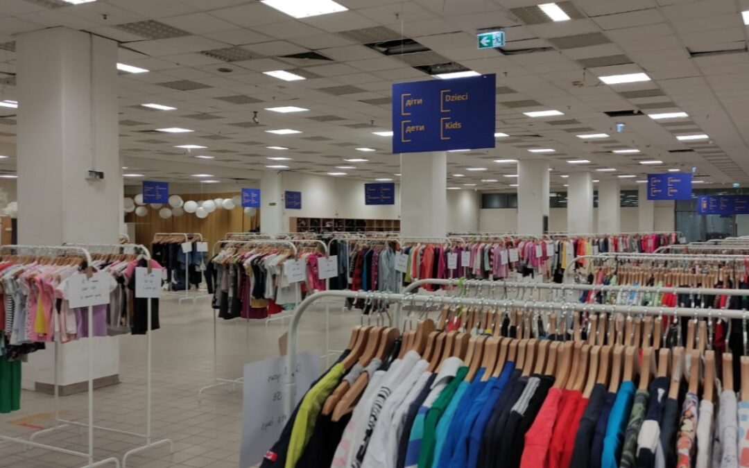 Free clothes “shop” for Ukrainian refugees opens in disused Polish mall