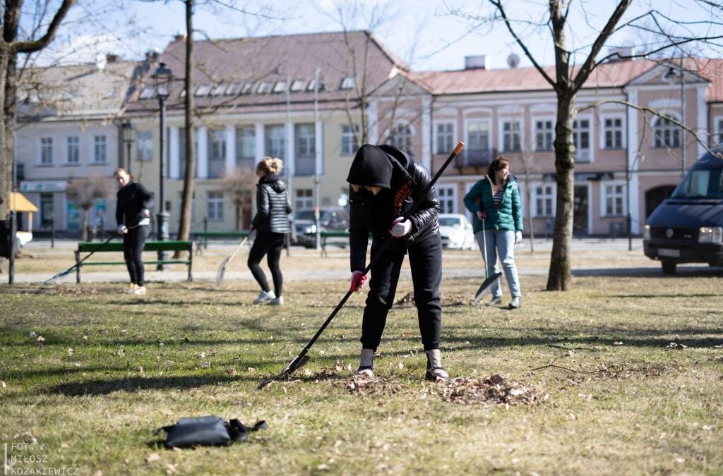 Ukrainian refugees clean park to thank Polish city for welcome