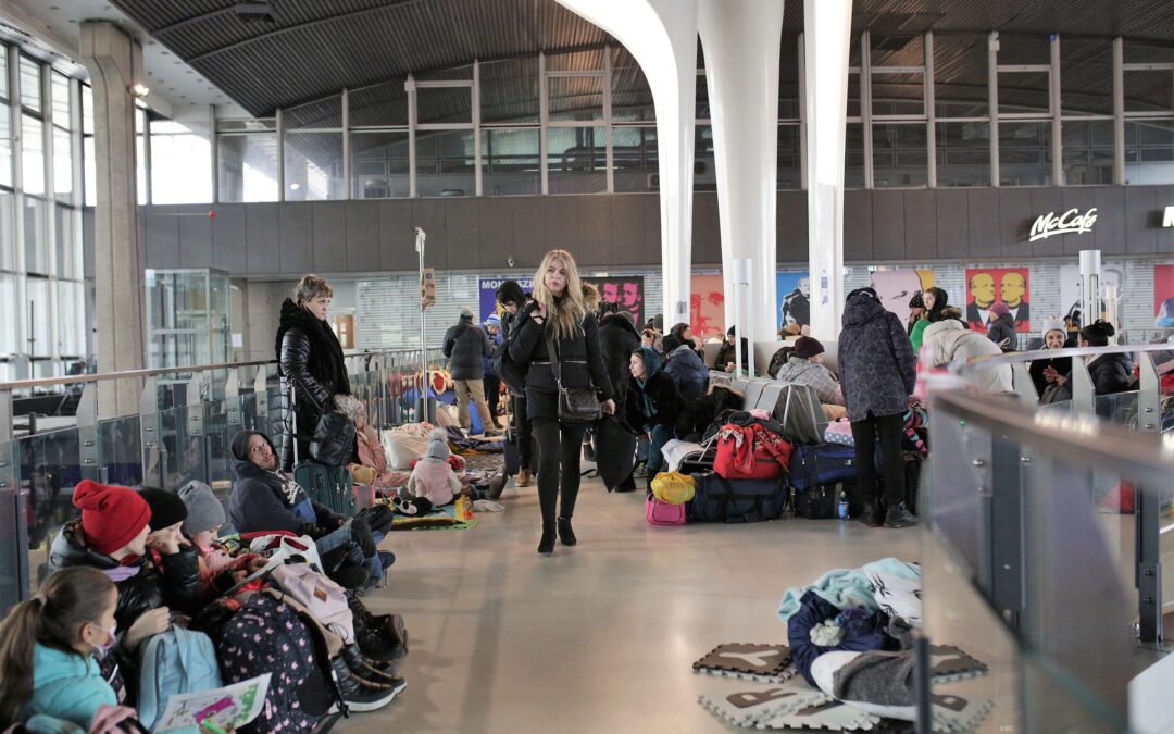 As Ukraine refugees sleep in Warsaw station, activists appeal to authorities for more help