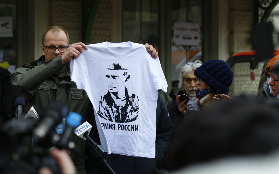 Polish mayor hands Salvini Putin T-shirt to protest visit to Ukraine border
