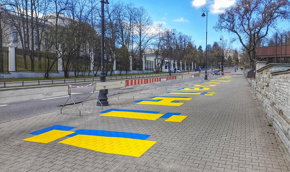“Glory to Ukraine” painted outside Russian embassy in Warsaw as part of city-backed exhibition
