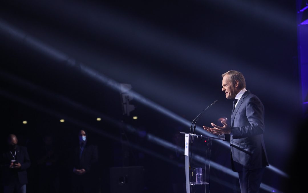 Tusk promises to “separate church from state immediately after winning elections” in Poland