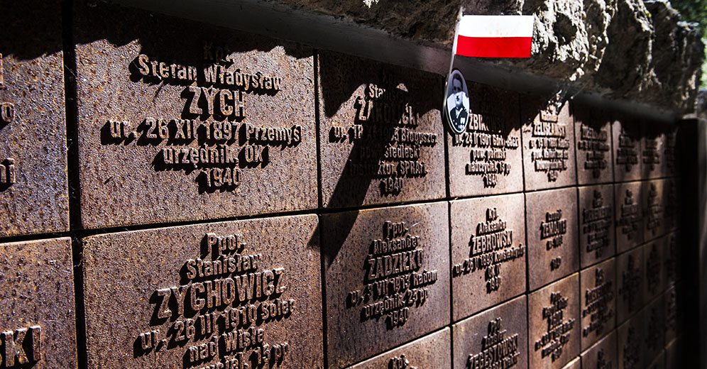 Poland protests removal of flags at cemeteries in Russia of murdered Polish officers