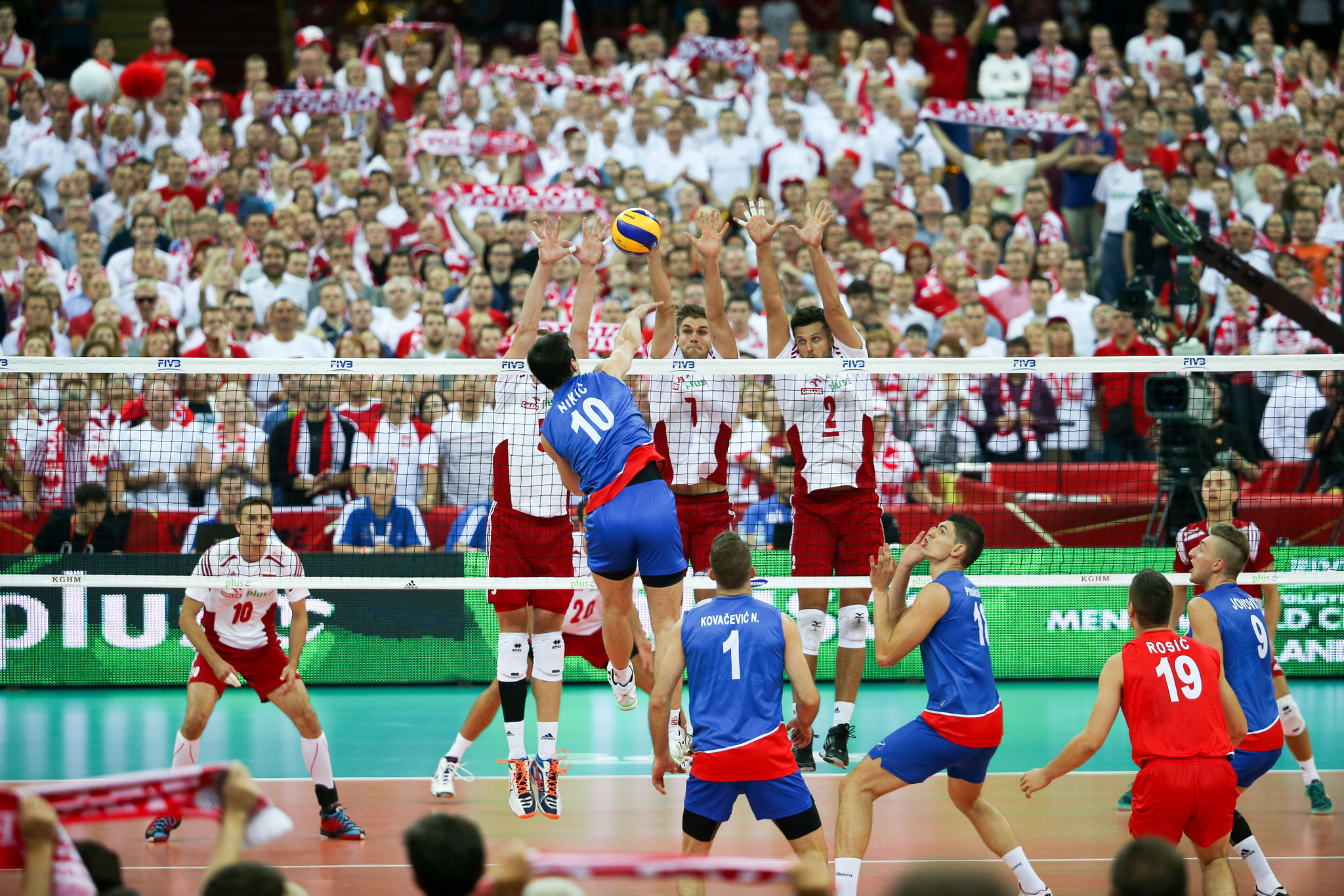 Chào mừng bạn đến với xứ sở của những tay đập bóng chuyền sừng sỏ - Ba Lan! Hãy xem những hình ảnh đầy cảm xúc về đội tuyển bóng chuyền Ba Lan, một đội tuyển hàng đầu với một lịch sử vô địch huyền thoại. Xem và cảm nhận sự mạnh mẽ của đội bóng này!