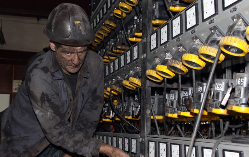 Polskie państwowe spółki energetyczne sprzedają skarbowi państwa udziały w operatorze kopalni węgla za złotówkę