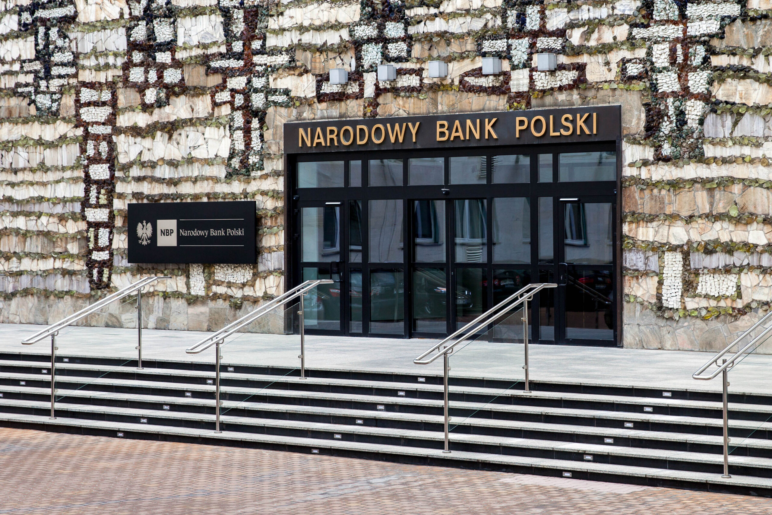 Szef polskiego banku centralnego grozi podjęciem kroków prawnych przeciwko kolegom członkom rady ustalającej stopy procentowe