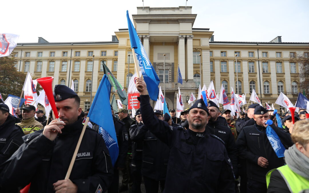 Police protest in Warsaw, demanding higher pay