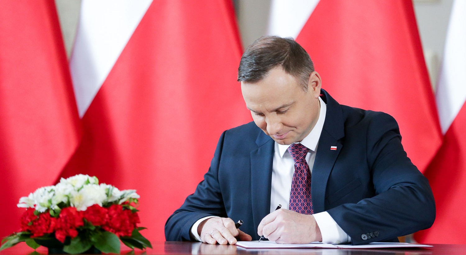 Prezydent Polski zatwierdził przełożenie wyborów samorządowych pomimo krytyki ze strony partii opozycyjnych