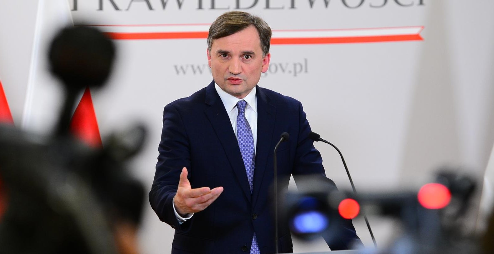 „UE wyciąga brudne ręce do polskich dzieci” – ostrzega minister sprawiedliwości