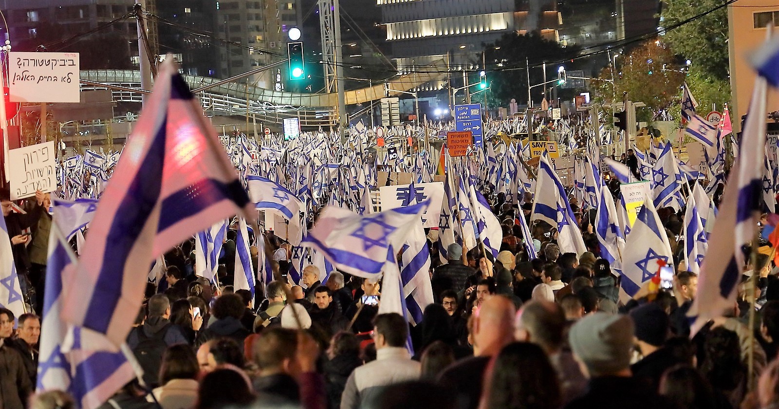 Protestujący w Tel Awiwie skandowali „Izrael to nie Polska”, jak twierdzi Warszawa, że ​​Izrael konsultował się w sprawie reformy wymiaru sprawiedliwości.