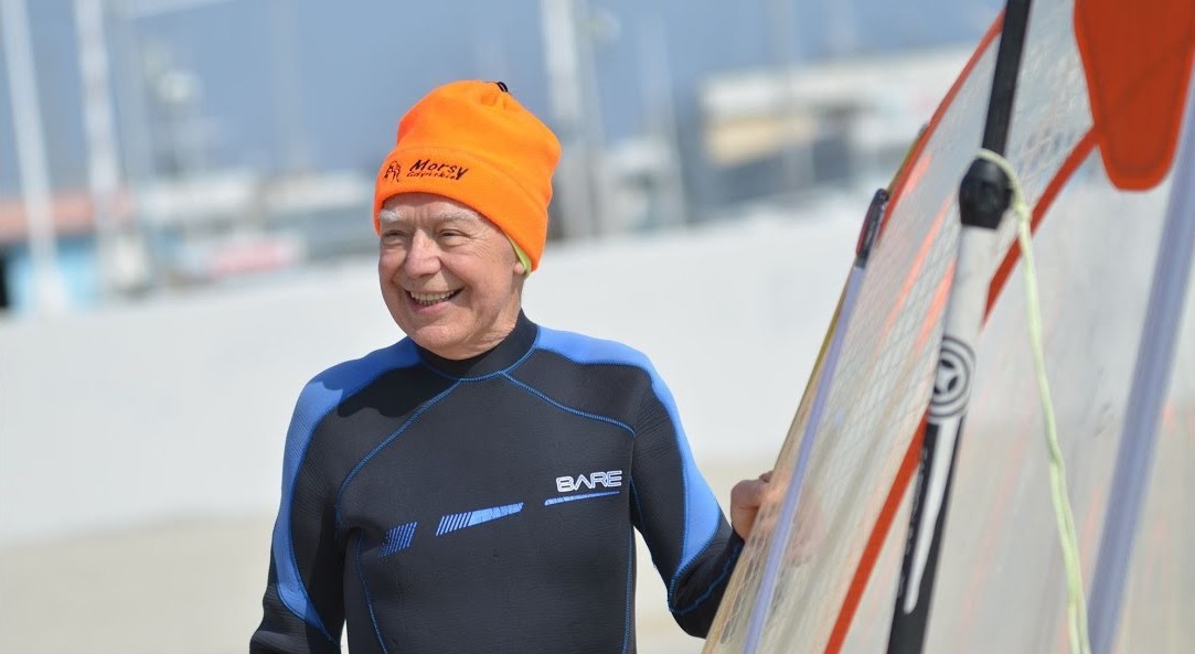 Dziadek z Polski zostaje najstarszym windsurferem na świecie w wieku 88 lat