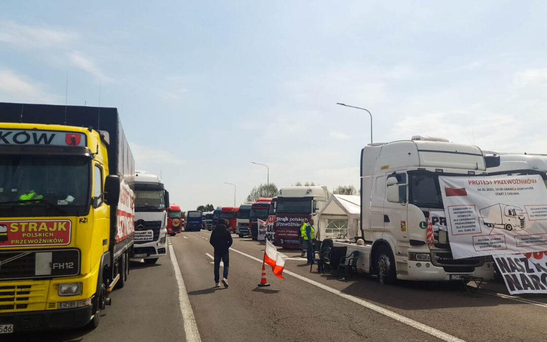 Polish freight carriers block Ukraine border crossing, demanding reinstatement of permit scheme