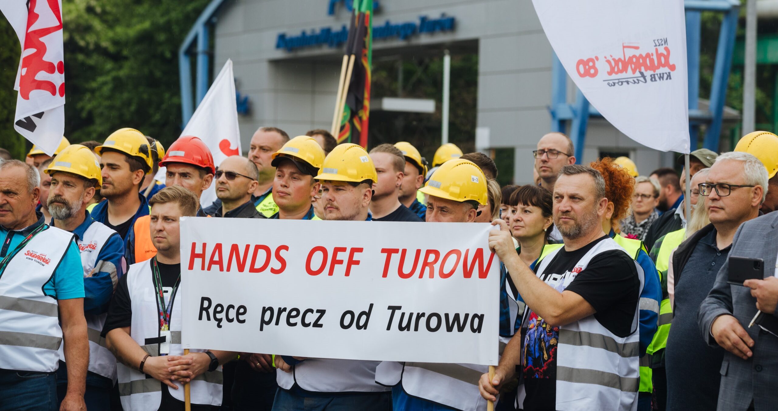 Polski rząd za decyzję przeciwko kopalni obwinia „zagraniczne interesy”.