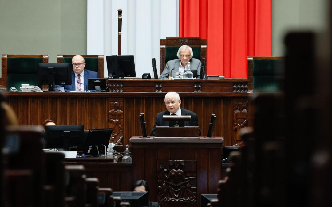 Polish ruling party passes resolution condemning EU migrant relocation plan and announces referendum