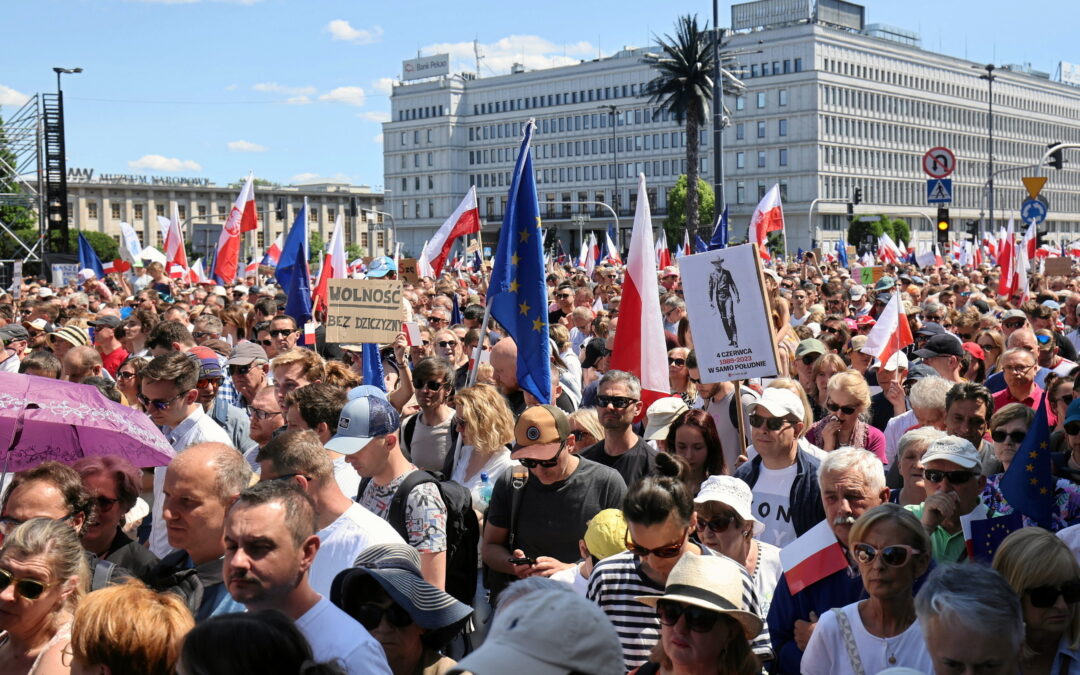 Hundreds of thousands join anti-government rallies in Poland