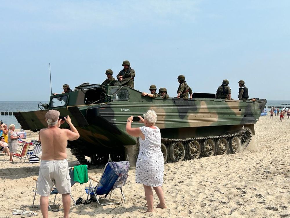 Polscy plażowicze byli zaskoczeni widokiem wynurzających się z morza pojazdów opancerzonych