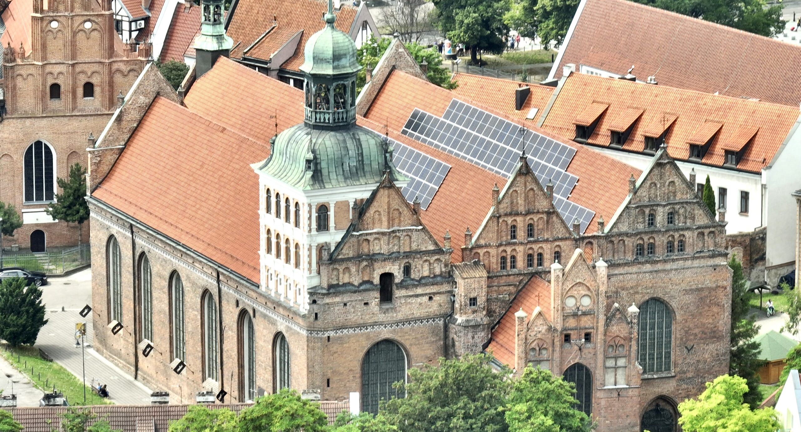 Ksiądz instaluje panele słoneczne w zabytkowym kościele w Polsce bez pozwolenia