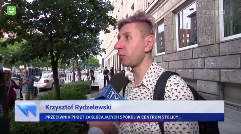 Aktor mówi, że zapłacono mu za pojawienie się w polskiej telewizji państwowej w roli „przechodnia”, krytykującego antyrządowe protesty