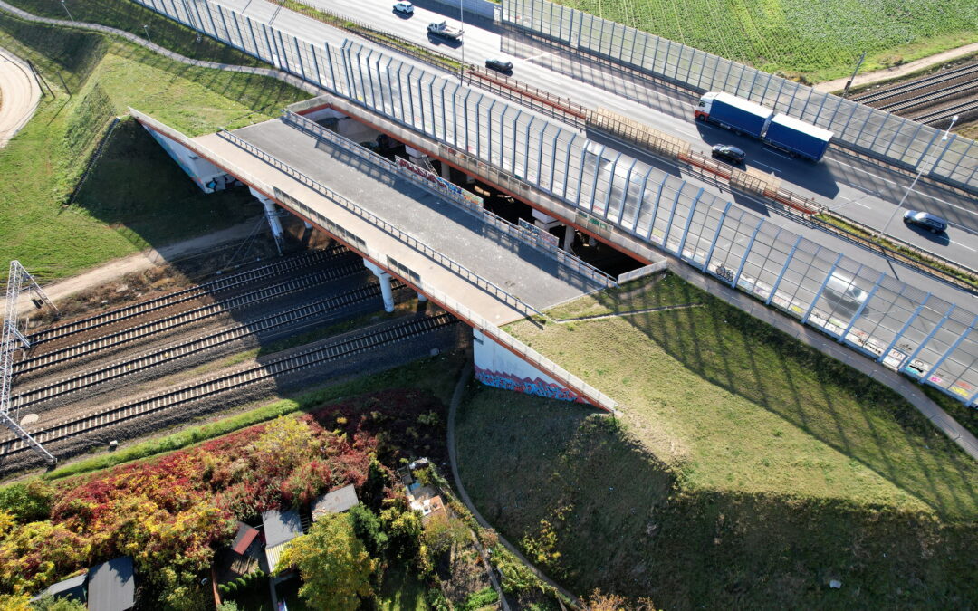 Locals hold party to “celebrate” 10th birthday of unused road bridge in Warsaw