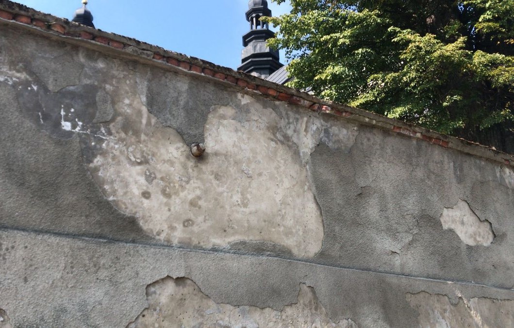 Unexploded WW2 shells found in Polish church wall