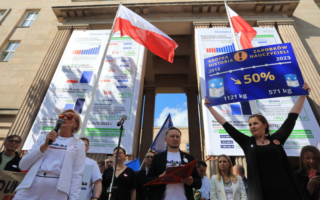 Teachers protest in Warsaw, demanding modern schools, better wages and more funding