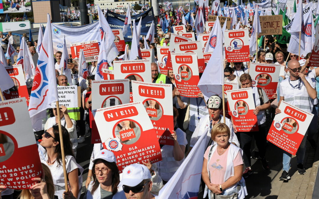 Public sector workers hold “March of Rage” in Warsaw demanding pay rises