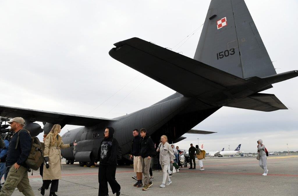 First military flights evacuating Poles from Israel arrive in Warsaw